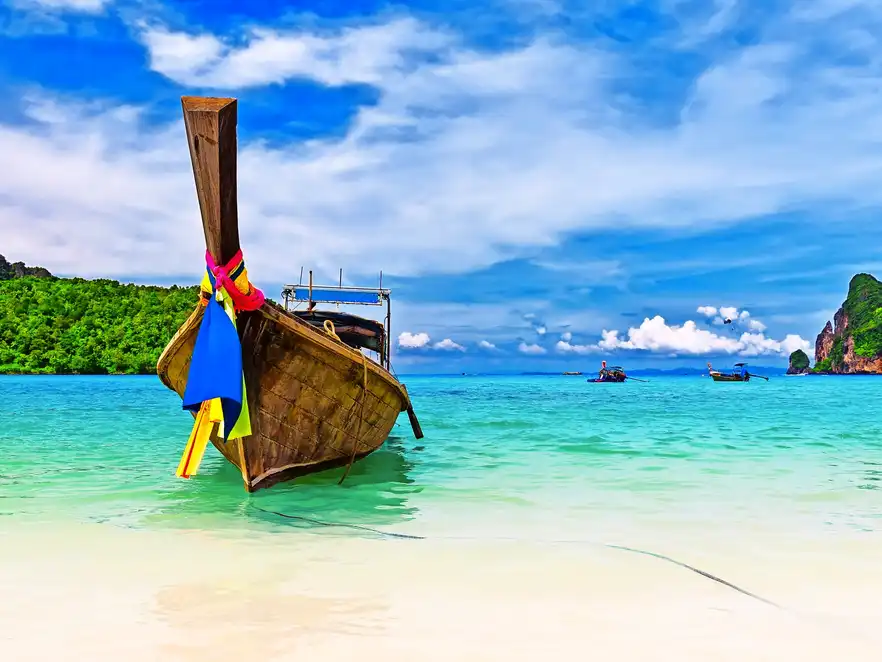 Langes Boot und tropischer Strand, Thailand