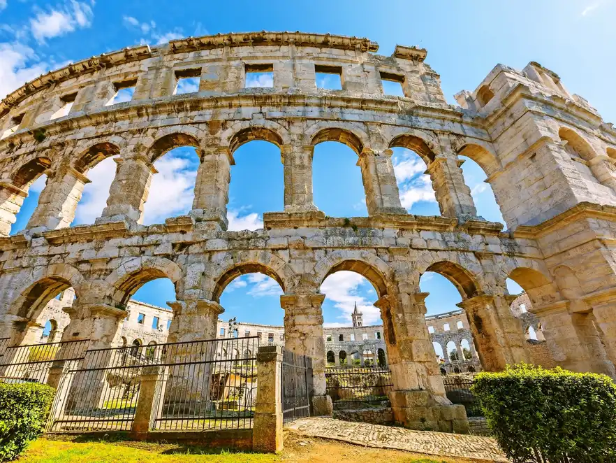 Ein Mauerfragment des antiken römischen Amphitheaters (Arena) in Pula, Kroatien