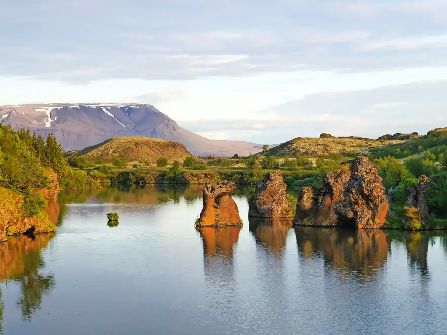 Vulkankrater im See Myvatn auf Island