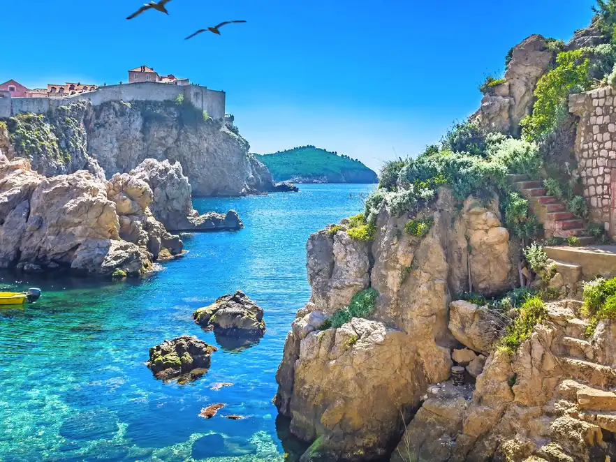 Adriatische Seebucht Dubrovnik. / Marmor versteckte Bucht im alten Stadtzentrum der berühmten Stadt Dubrovnik, Landschaft von Game of Throns, Kroatien, Europa