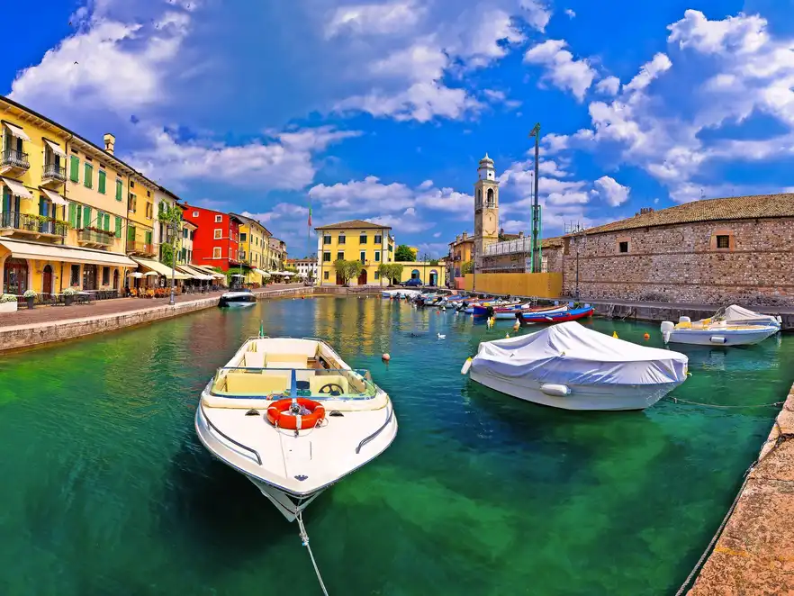 bunter Hafen von Lazise am Gardasee
