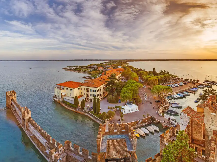Blick von der Burg Rocca Scaligera über Sirmione am Gardasee, Italien