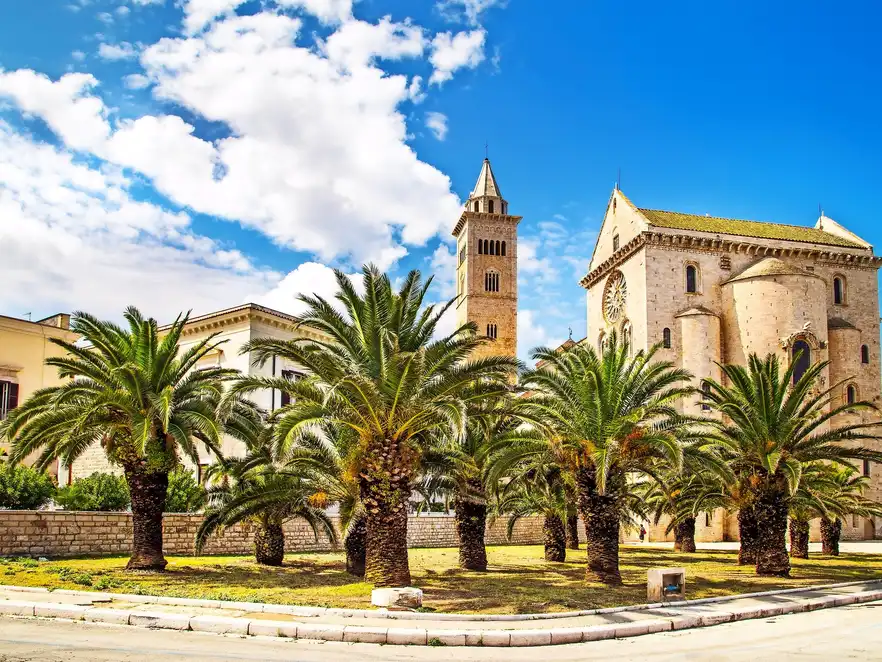 Ein Blick auf eine Kathedrale in Trani, Apulien Region, Italien