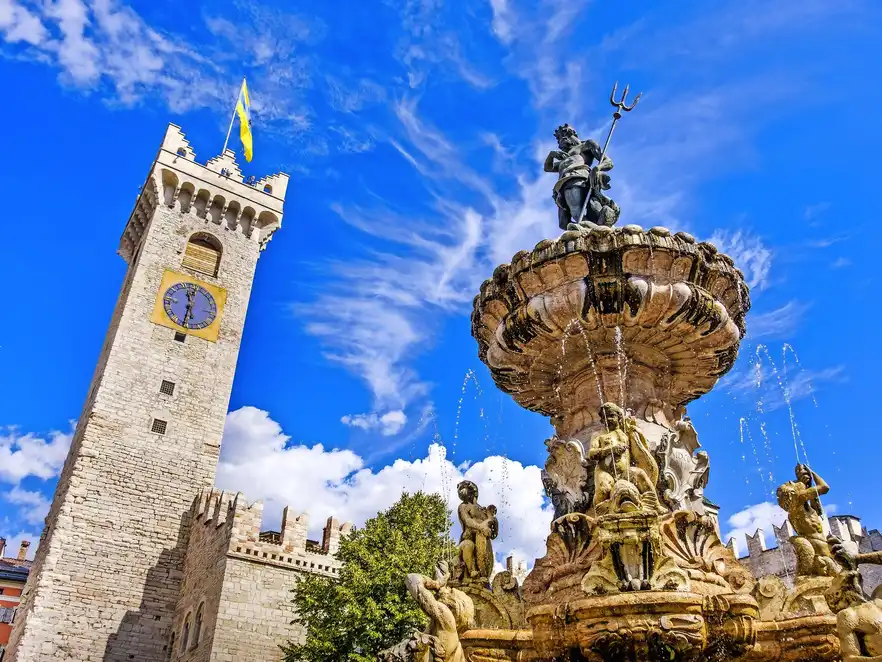 Neptunbrunnen in Trient und der Stadtturm oder Piazza Torre