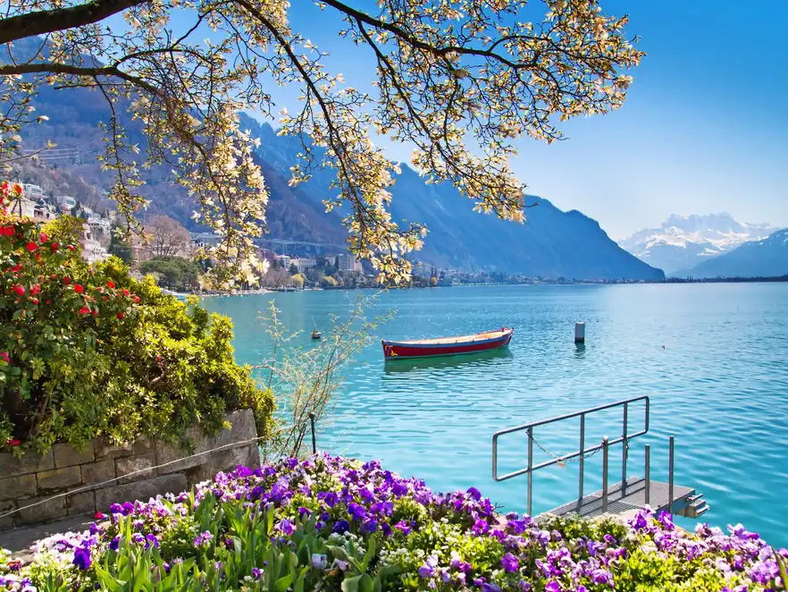 Blumen, Berge und Genfer See in Montreux, Schweiz