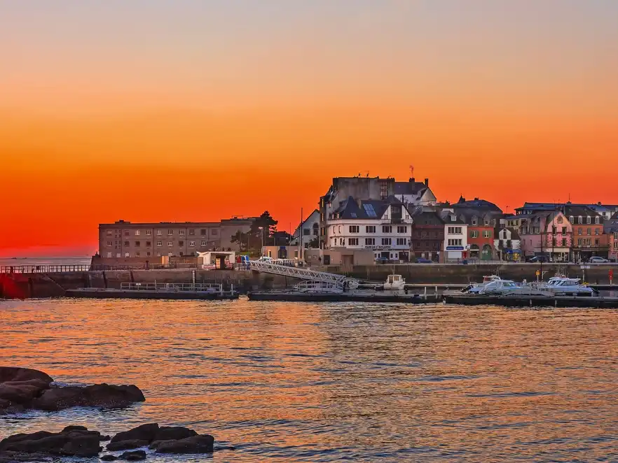 Sonnenuntergang auf Concarneau in Bretagne mit dem Jachthafen - Sonnenuntergang auf Concarneau in Bretagne mit dem Jachthafen