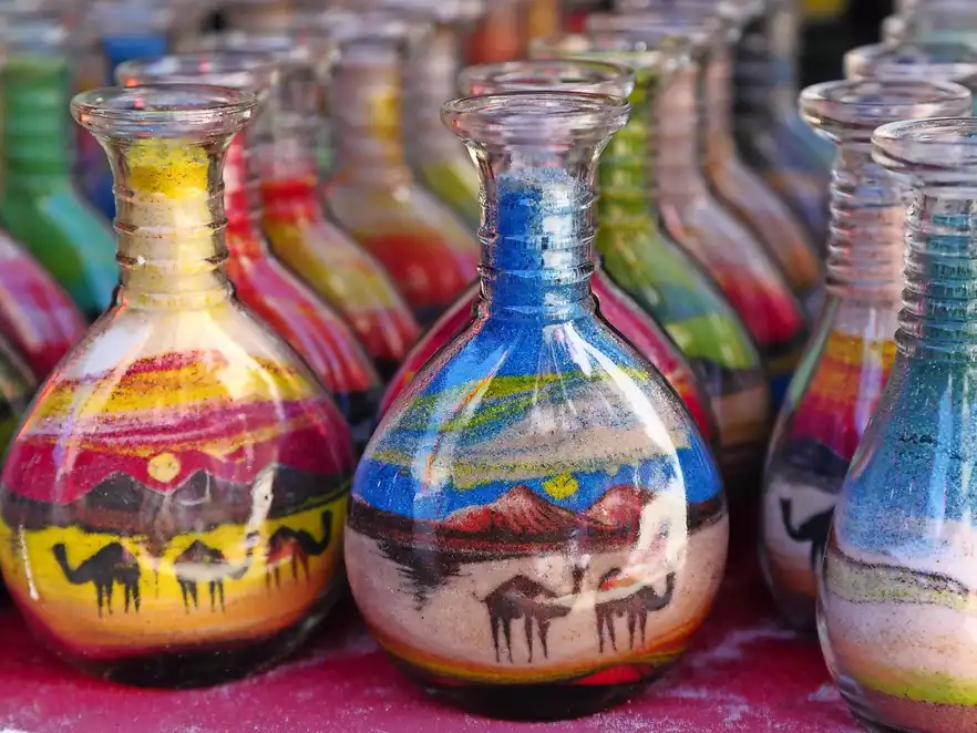 Bunte Sandbottles - ein typisches Souvenir aus Jordanien