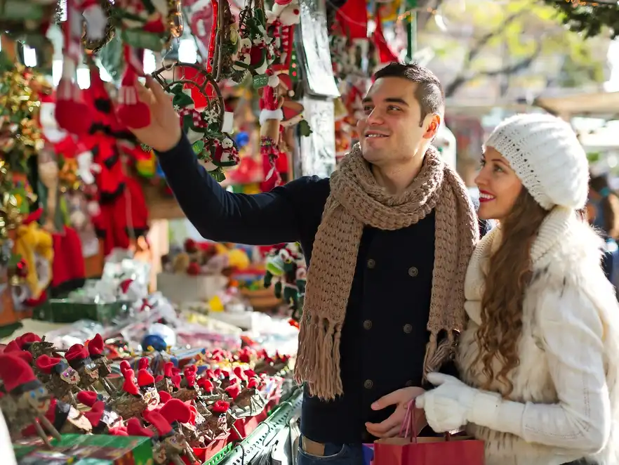 Glückliches verheiratetes Paar am katalanischen Weihnachtsmarkt