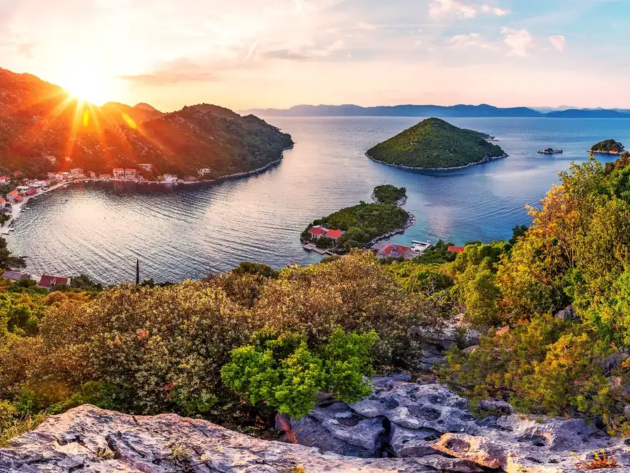 Panoramablick und Sonnenuntergangbild von Prozurska luka auf der Insel Mljet in Kroatien.