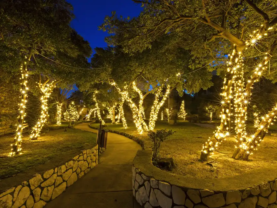 Weihnachtlich verzierte Bäume in einem Park in Rab-Stadt auf Insel Rab, Kroatien
