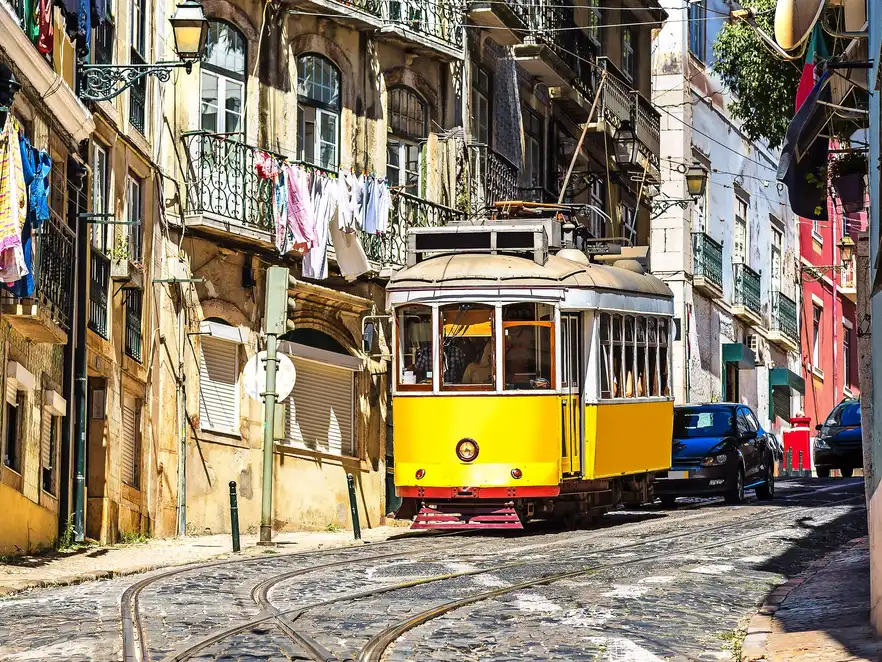 Typische Straßenbahn in Lissabon, Portugal